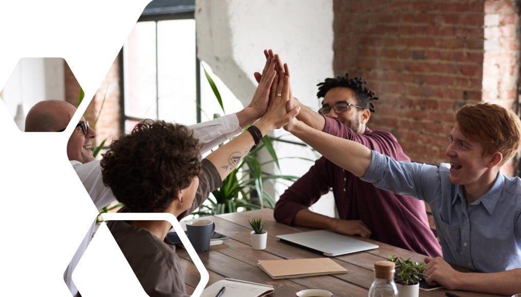 Mitarbeiter geben sich ein High-Five in der Gruppe