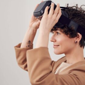 Frau mit Virtual Reality Brille