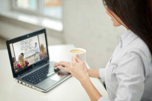 Frau am Laptop